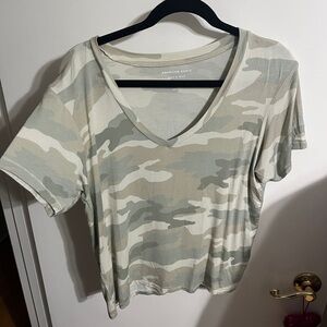 💜 XS American Eagle Outfitters Women's Light Green Camouflage V-Neck Tee